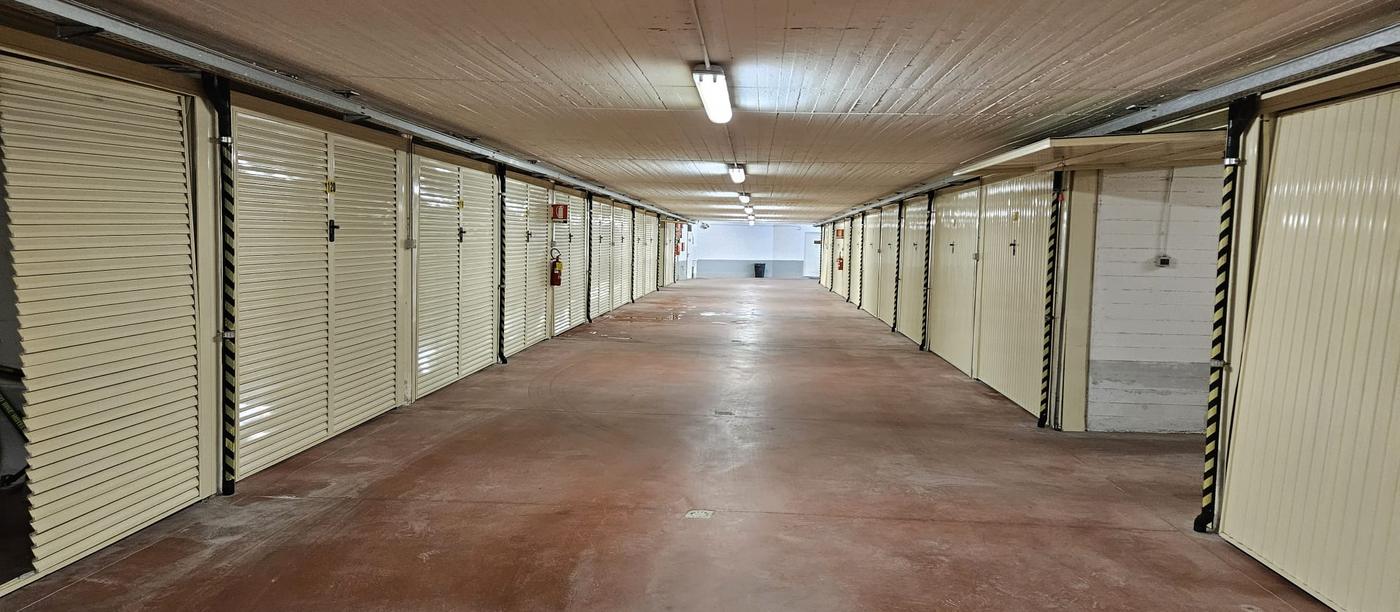 Corridoio interno delle autorimesse con i box su entrambi i lati