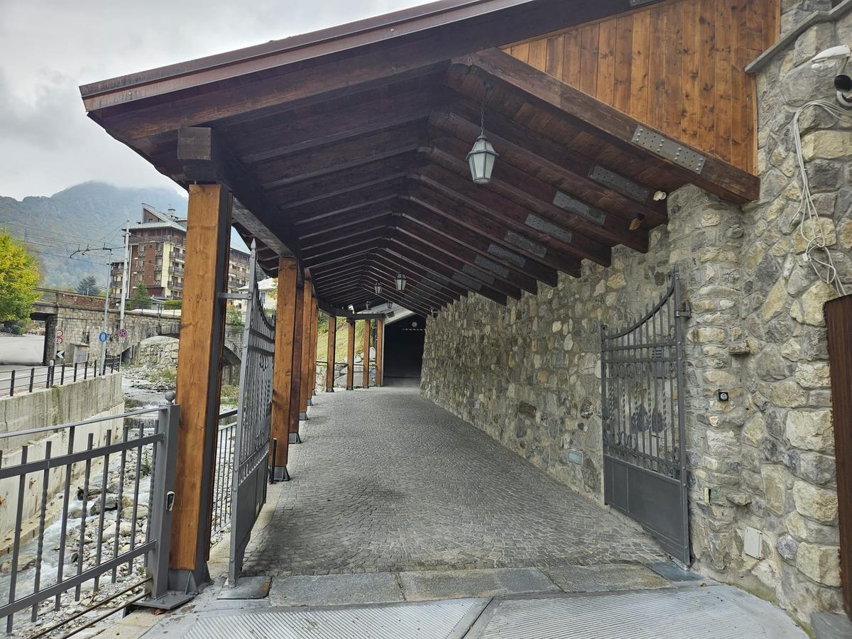 Tunnel di accesso coperto alle autorimesse