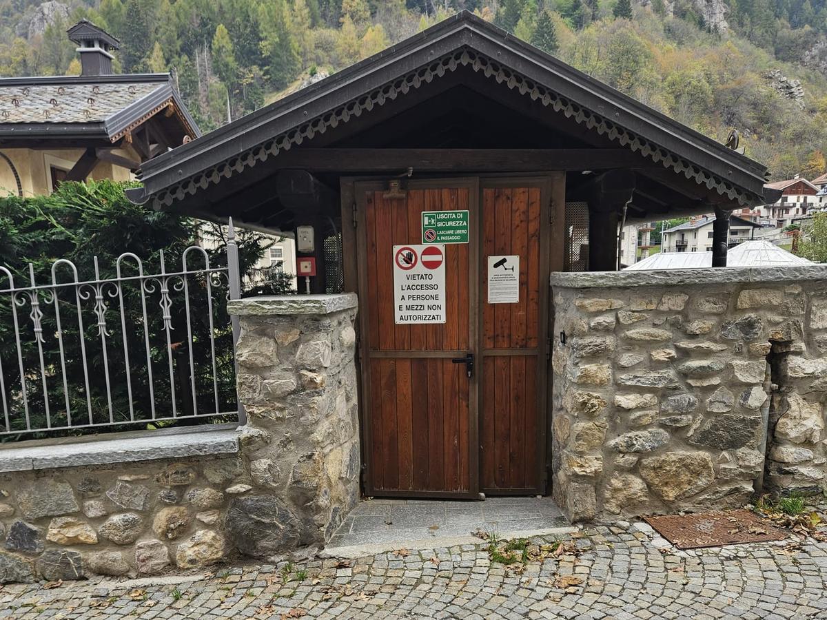 Uscita pedonale delle autorimesse sul paese